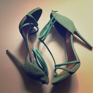 💚NEW! Steve Madden Suede T-Strap Heels💚